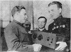Кренкель после возвращения со станции «Северный полюс» (1938) вручает приз — свой личный радиоприёмник КУБ-4 — ленинградскому коротковолновику В. С. Салтыкову, который первым из радиолюбителей установил связь с дрейфующей льдиной